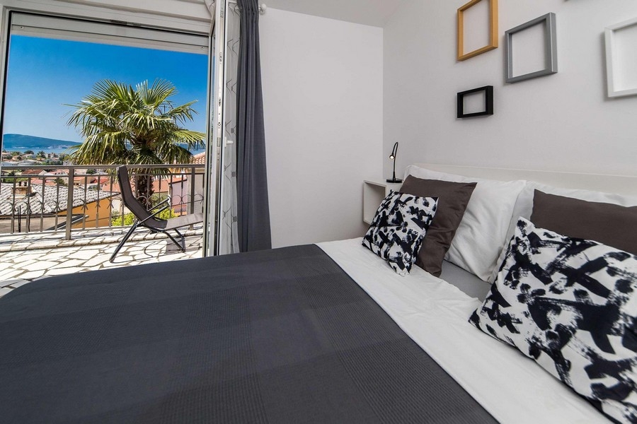 Ingatlan Horvátország, tengerre néző apartman - hálószoba erkéllyel