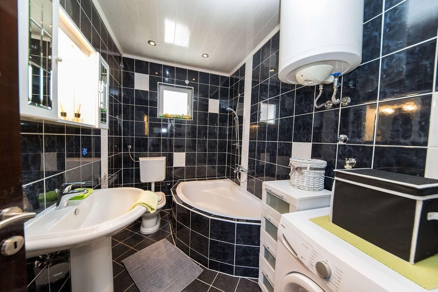 Ingatlan Horvátország, apartman tengerre néző - fürdőszoba káddal