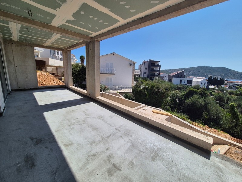 Belső ülősarok tengerre néző modern apartmanban Primoštenben