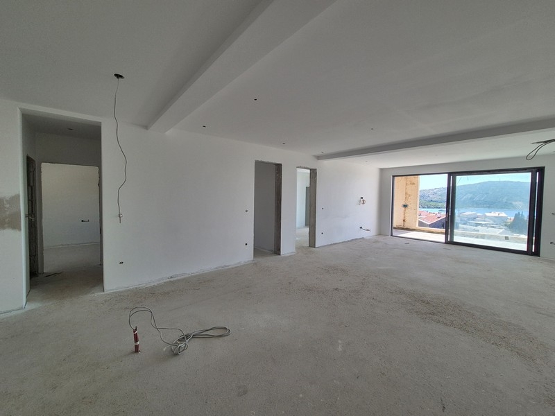 Tengerre néző nappali és jakuzzi egy modern apartmanban Primoštenben