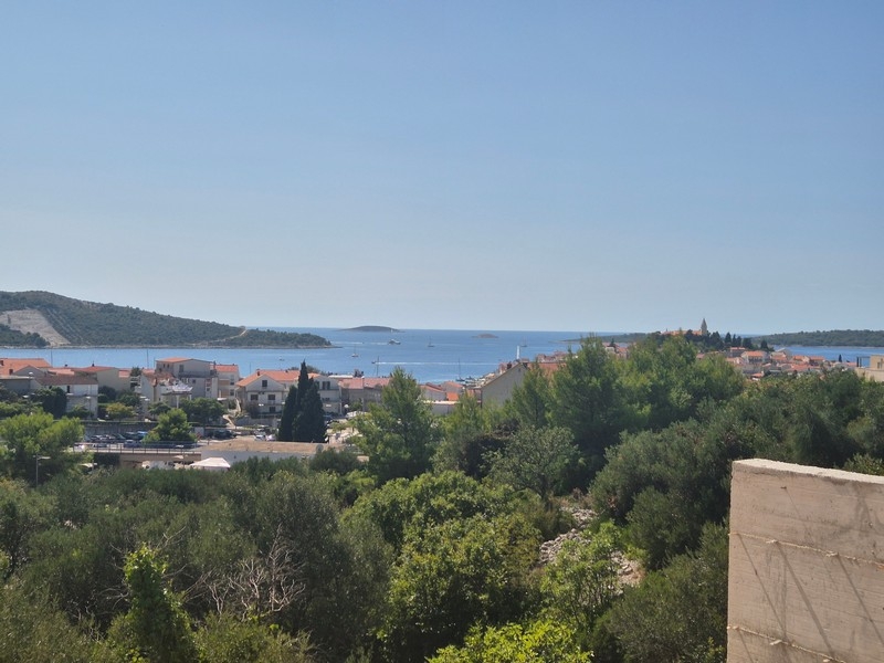 Beltéri étkező teraszkapcsolattal egy modern lakásban Primoštenben, Dalmáciában, eladó