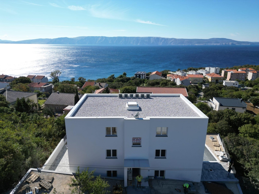 Smokvica Krmpotska modern apartmanházának elölnézete erkéllyel és medencével