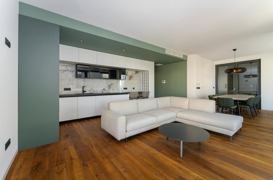 A Horvátországban eladó A3352-es lakás modern nappalija amerikai konyhás étkezővel.