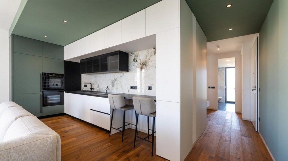 Modern nyitott konyha étkezővel és bárszékekkel