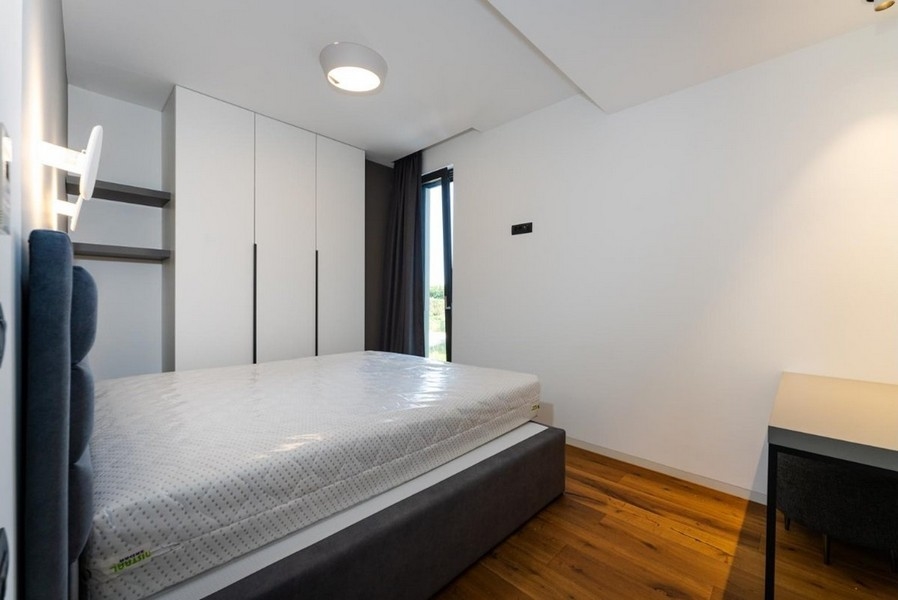 Tágas hálószoba nagy ablakkal és beépített gardróbbal