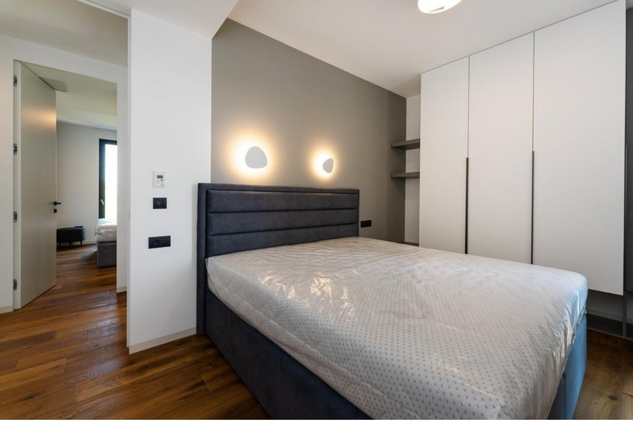 Hangulatos hálószoba franciaággyal és modern designnal