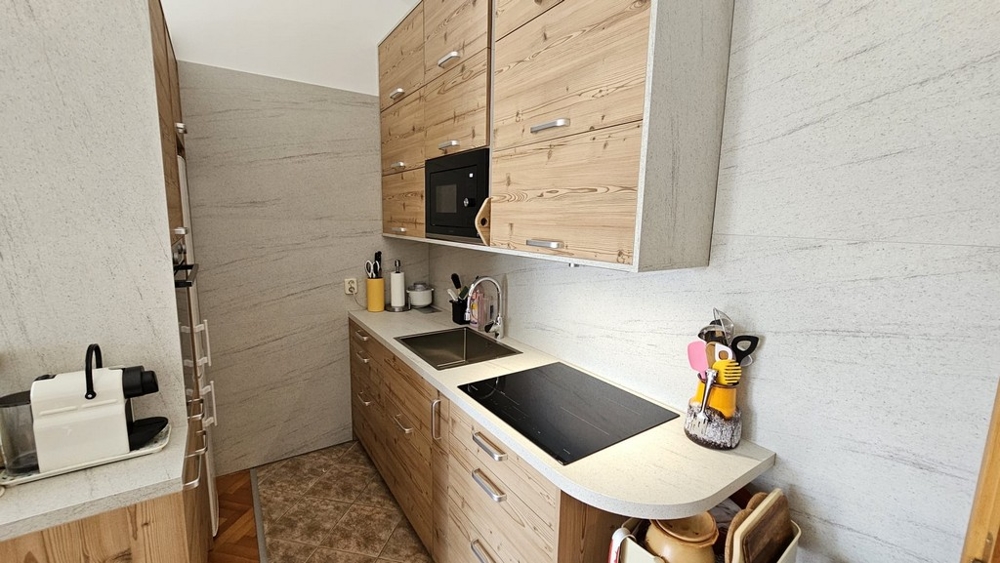 Horvátországban, Crikvenicán eladó egy modern konyha fa szekrényekkel, egy lakásrész.