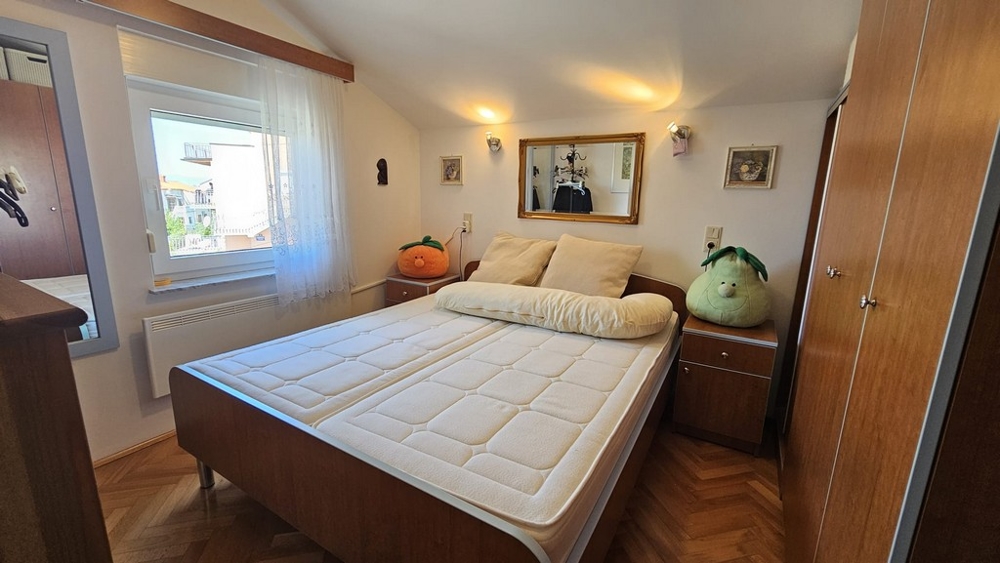 Egy másik kilátás a kétágyas hálószobára, egy eladó lakás egy részére a horvátországi Crikvenicában.