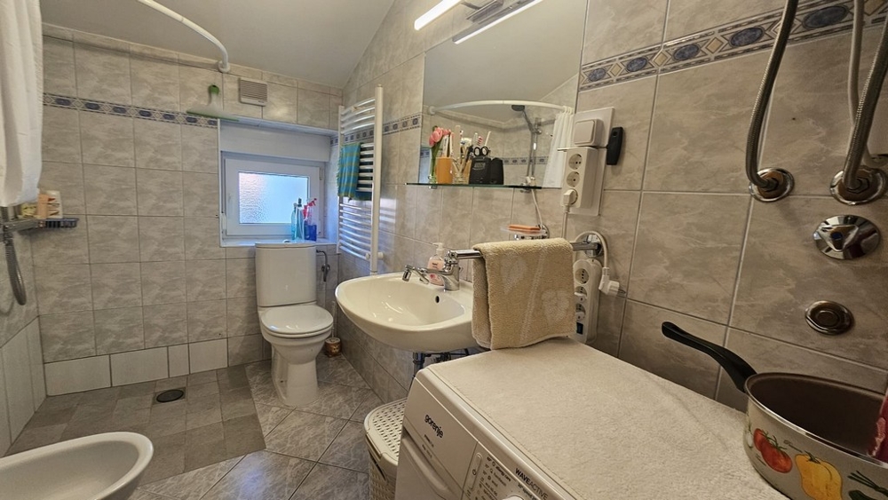 Horvátországban, Crikvenicán eladó egy fürdőszoba modern berendezéssel, egy lakásrész.