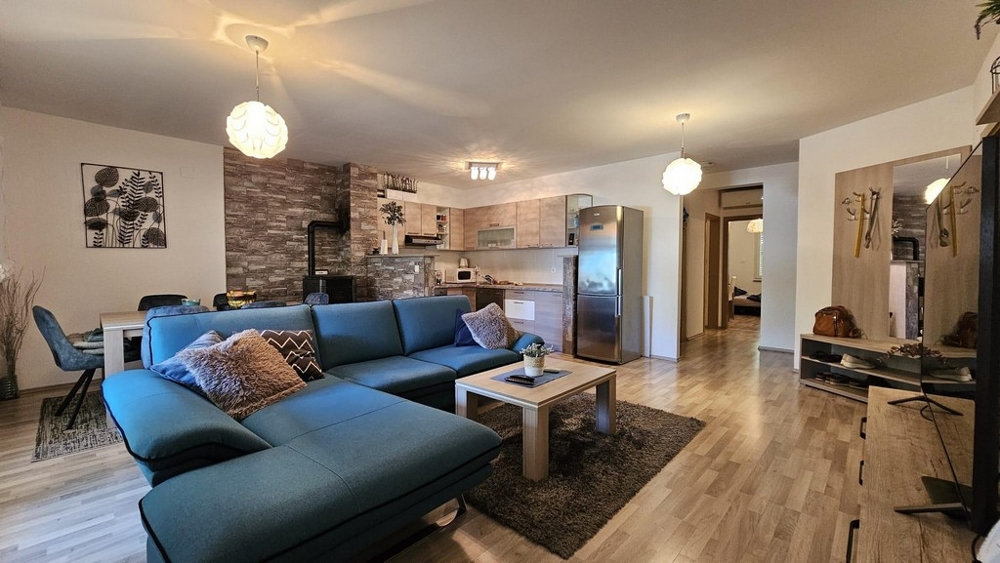 Nappali és konyha étkezőasztallal