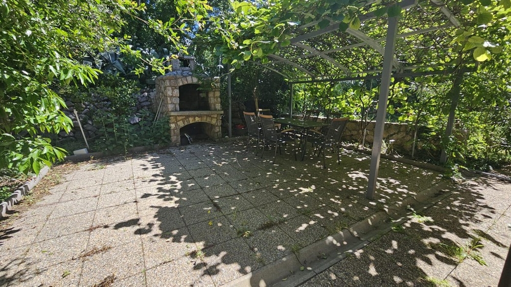 Kert fedett ülősarokkal és grillezővel