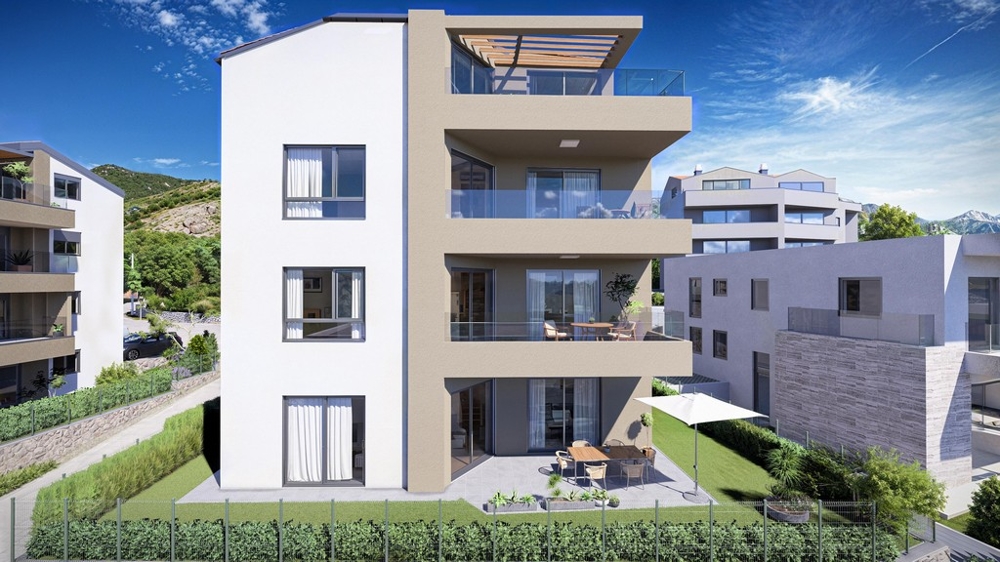 A légi felvétel egy tengerparti területre fehér házakkal, tiszta vízzel és sziklákkal. Panoráma felderítés, lakásvásárlás Horvátországban