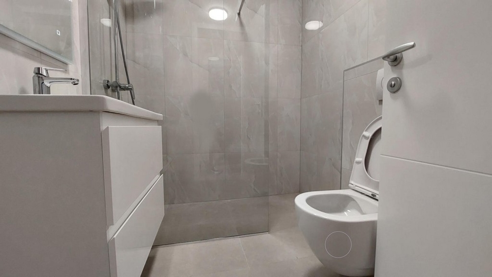 Modern fürdőszoba zuhanyzóval.