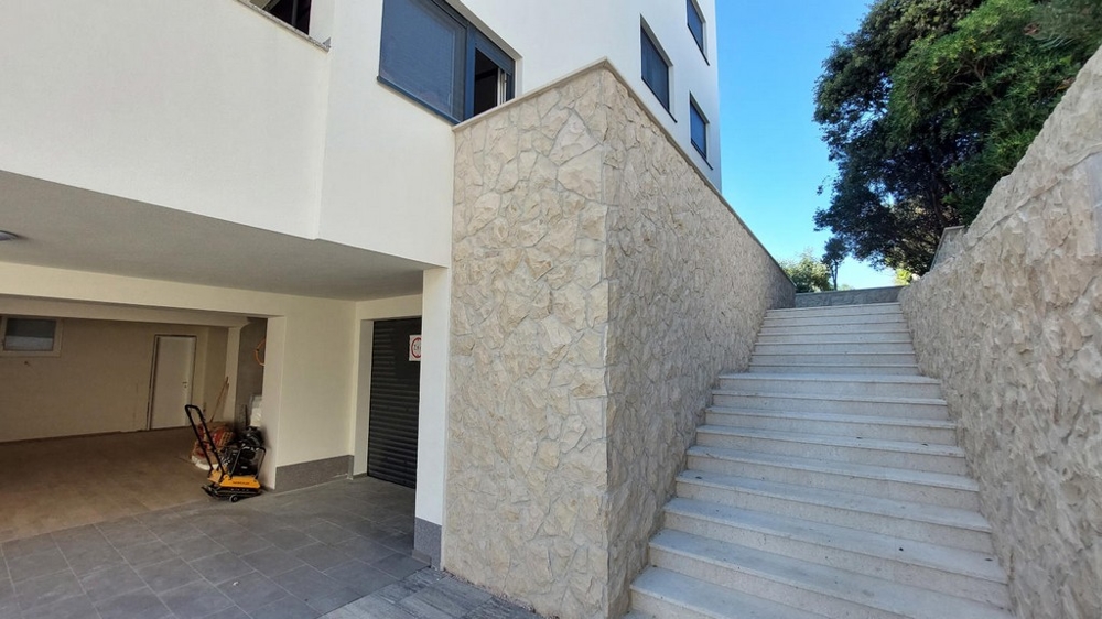 A mélygarázs bejárata és kilátása.