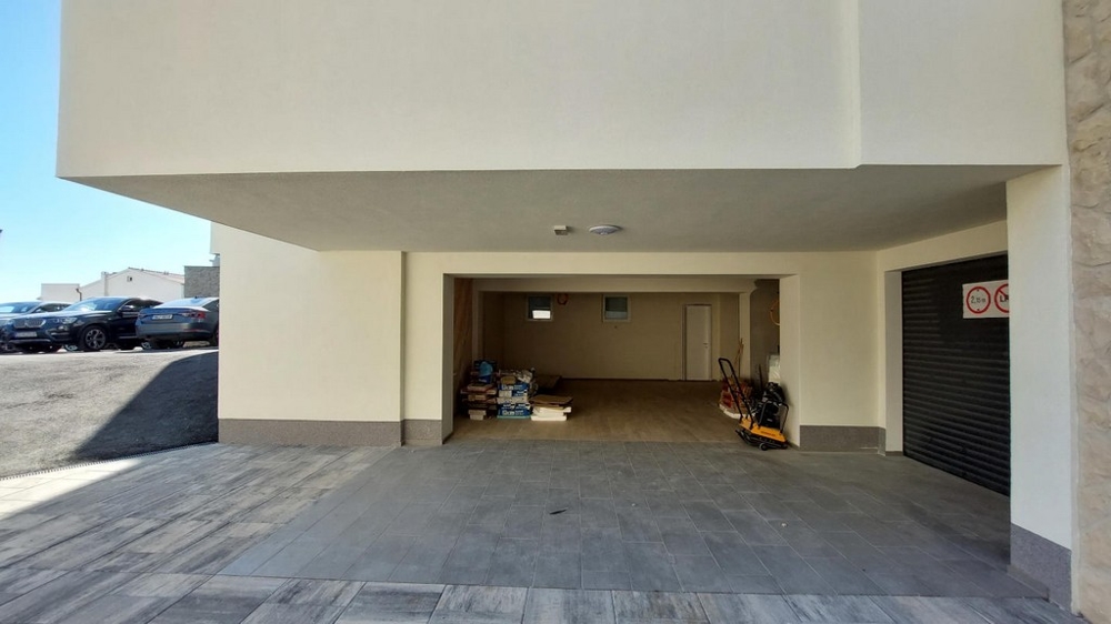 Garázs a modern, új épület alagsorában.