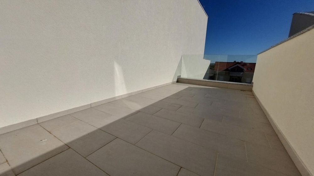 A horvátországi Pag szigeten eladásra kínált A3381-es lakás tetőterasza.