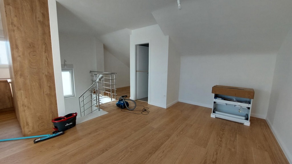 A Pag szigeten eladó A3381-es lakás lakóterülete és lépcsőházára néző kilátás.