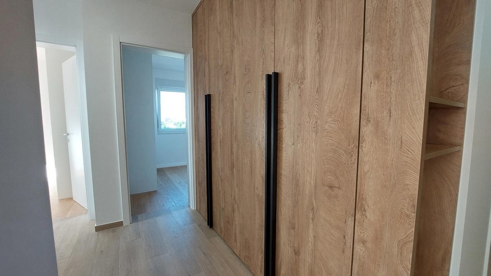 Kilátás az A3381-es ingatlan beépített gardróbjaira.