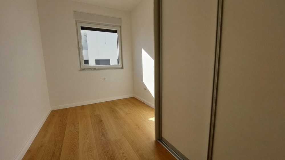 Kis szoba beépített szekrénnyel.