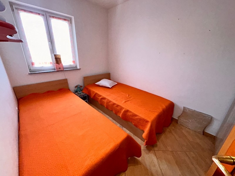 Hálószoba két egyszemélyes ággyal.