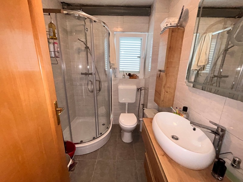 Fürdőszoba zuhanyzóval.