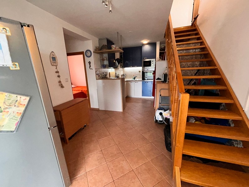 Az A3383-as ingatlan lépcsőháza és konyhája.