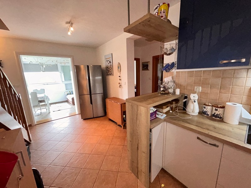 Konyha és étkező és folyosó.