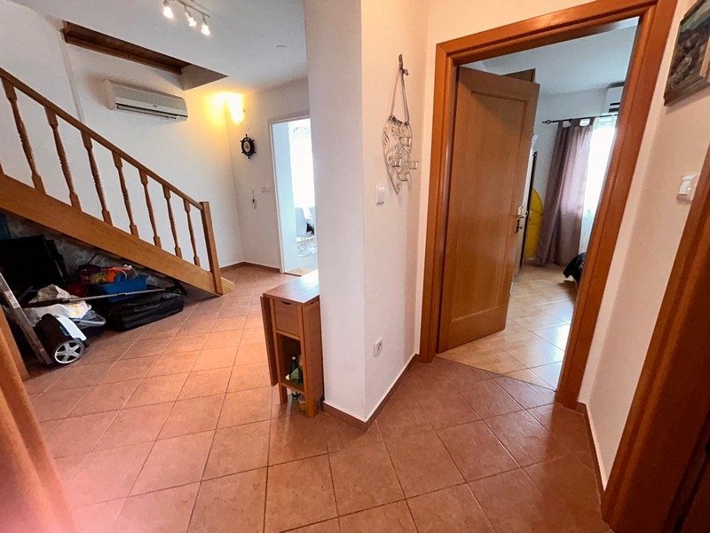 A folyosó és a bejárat, valamint a légkondicionáló.