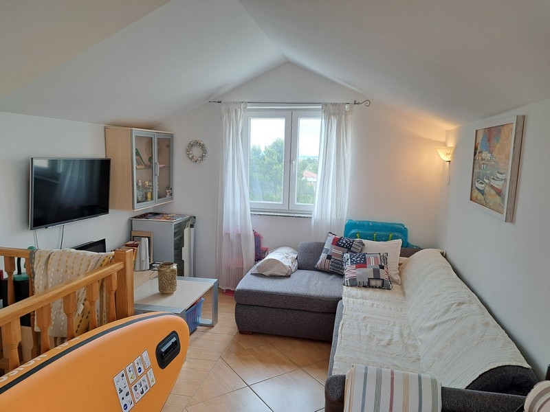 Hálószoba/galéria a lakás felső szintjén.