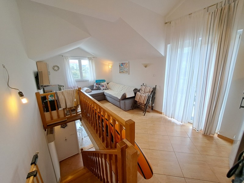 Az A3383-as ingatlan lépcsőháza Horvátországban, Dobropoljana városában.