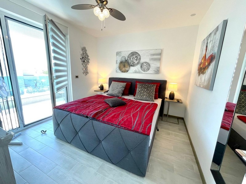 A hálószoba kijárattal az ingatlan teraszára.