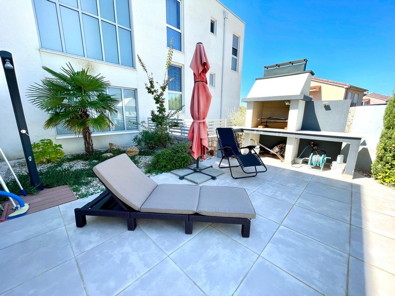 Nyári konyha és napozó rész, valamint kültéri zuhanyzó az ingatlan saját külterületén.