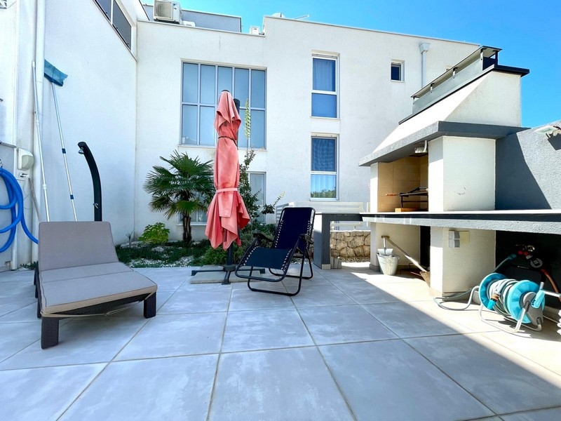 Horvátországi ingatlan terasza és grillsütője.