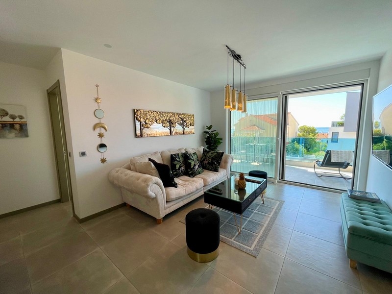 A minőségi bútorokkal berendezett nappali tengerre néző kilátással.