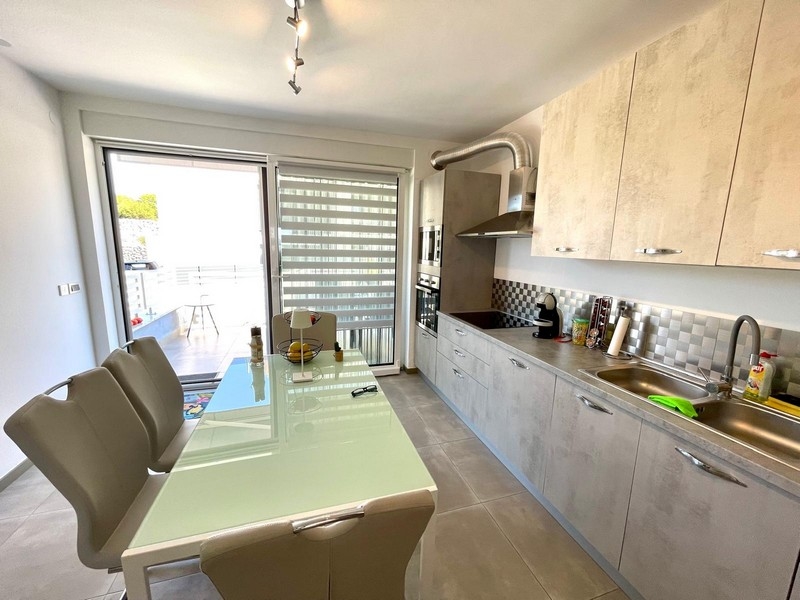 Az A3387-es lakás étkezője és modern konyhája eladó Krk városában.