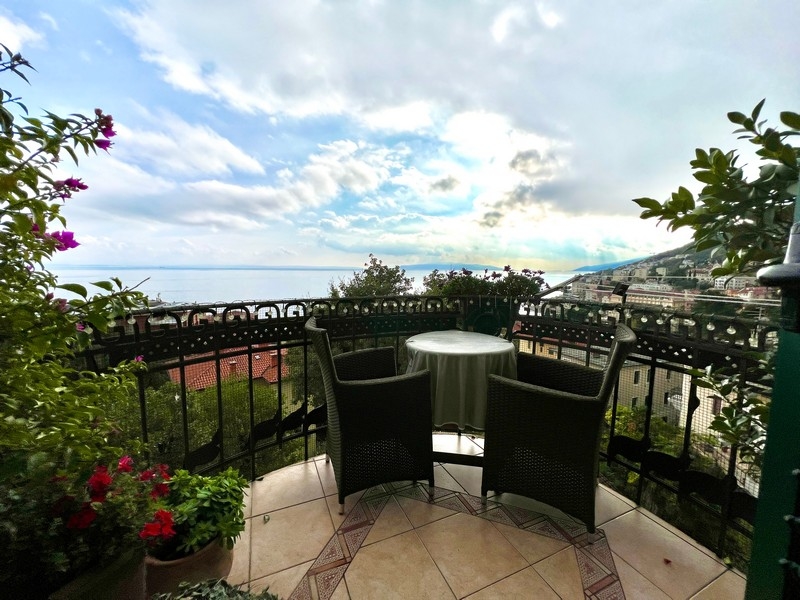 Tengerre néző ingatlan A3389 Horvátországban Abbáziában.