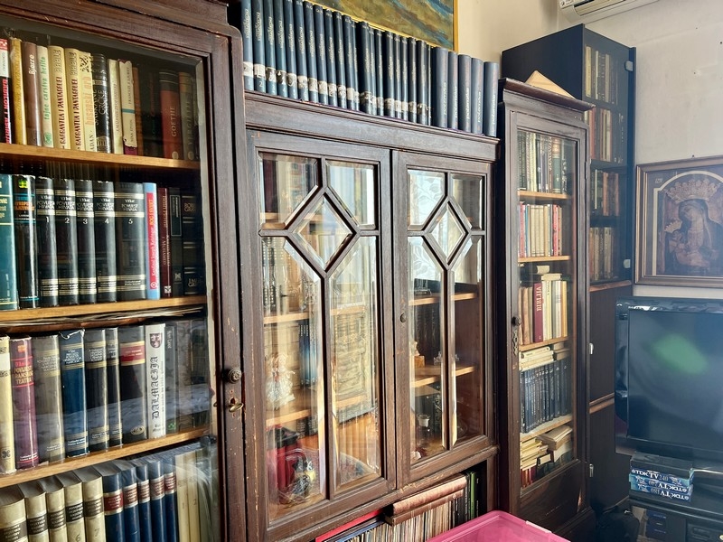 Hagyományos könyvespolc.