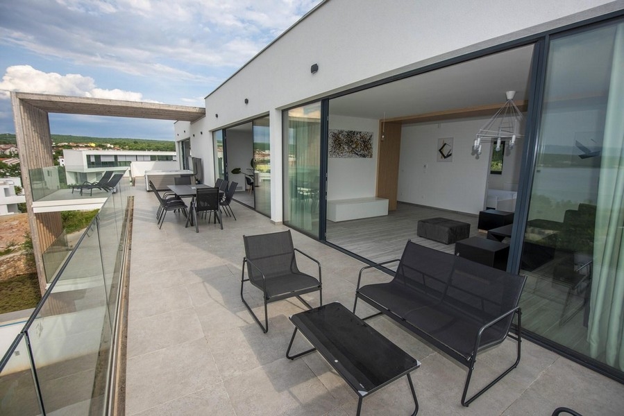 Eladó az A3394-es ingatlan modern tetőterasza a horvátországi Malinskában.