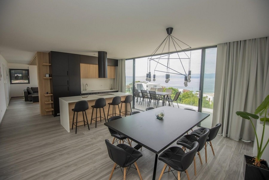 Az A3394-es apartman étkezősarokkal, konyhával és tengerre néző terasszal, amely eladó Horvátországban, Krk szigetén.