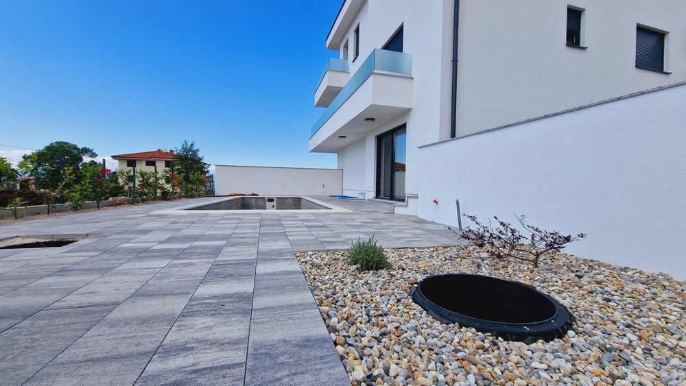 Az épület külső része csempézett padlóval és kavicságyakkal