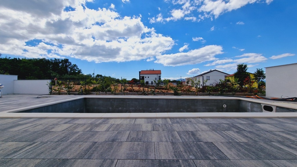 A Horvátországban eladó A3400-as lakás medencéje - Panoráma cserkészet.