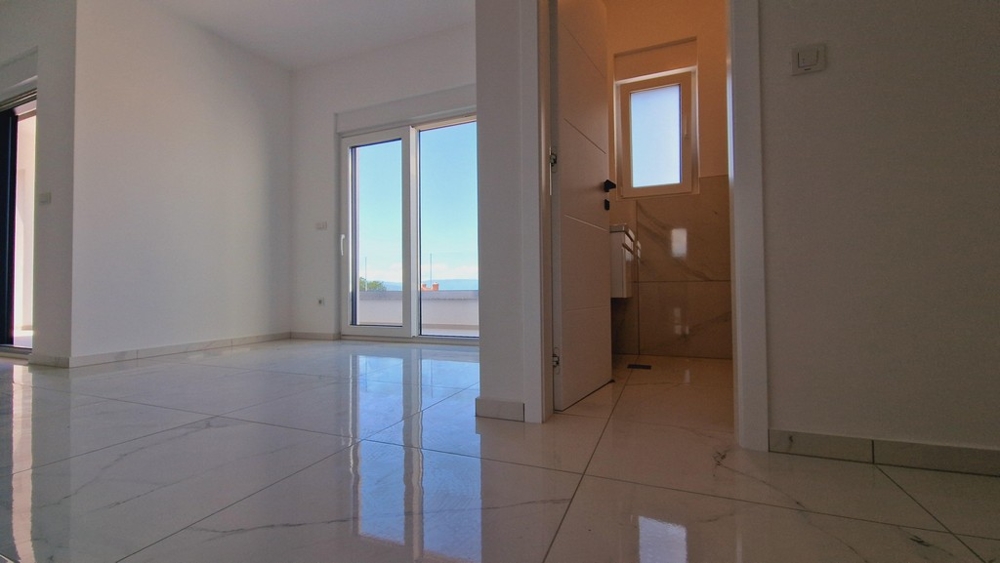 Nappali kis fürdőszoba hozzáféréssel és kilátással a tengerre