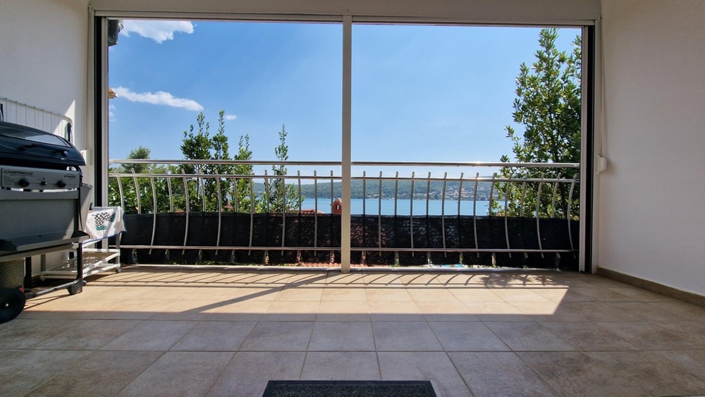 Terasz tengerre néző kilátással és grillezővel.