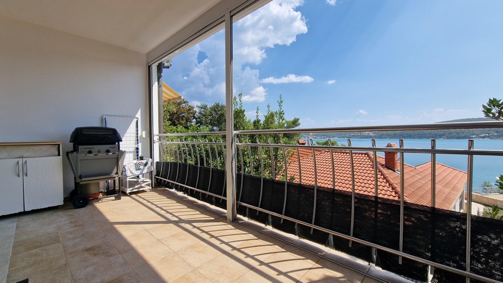 Gyönyörű tengerre néző lakás eladó Soline-ban, Krk szigetén.