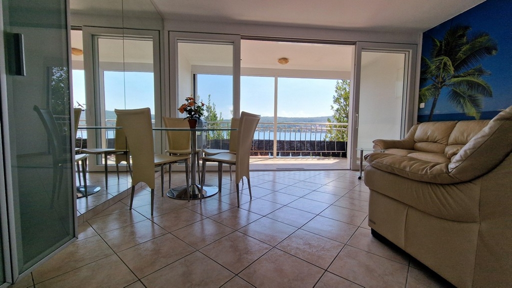 Étkező és kilátás a teraszra, grillsütővel.