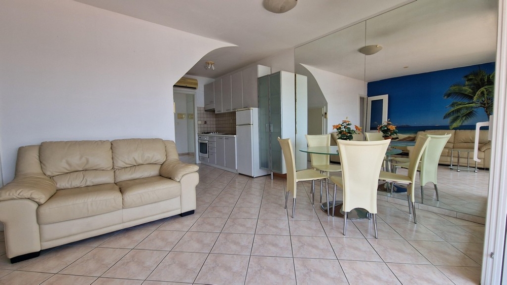 Hálószoba két egyszemélyes ággyal.