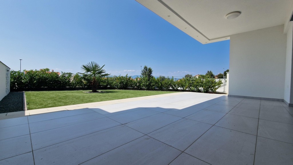 Nagy terasz és kilátás az A3405 apartmanok kertjére Malinskában, Horvátországban - Panorama Scouting.