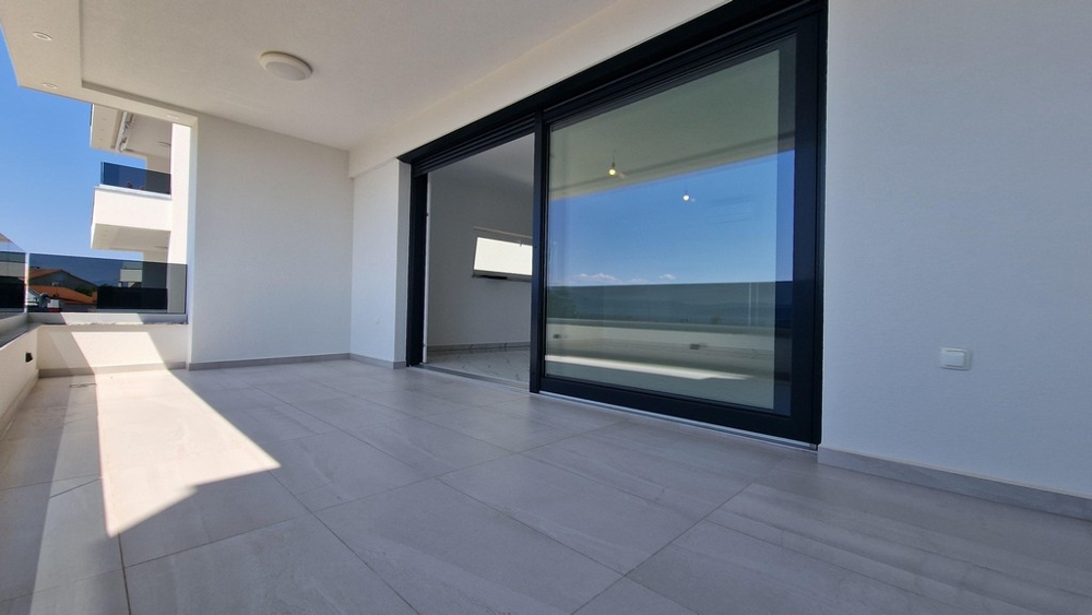 Fedett terasz az első emeleten, kilátással a tengerre.