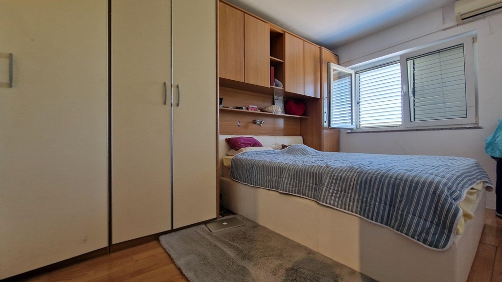 Hálószoba franciaággyal.