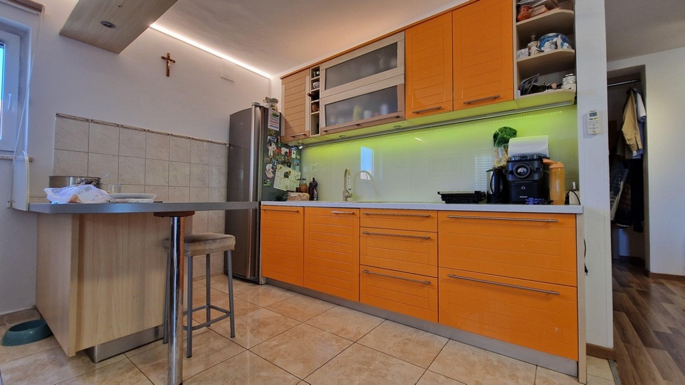 Modern konyha narancssárga előlappal és étkezővel